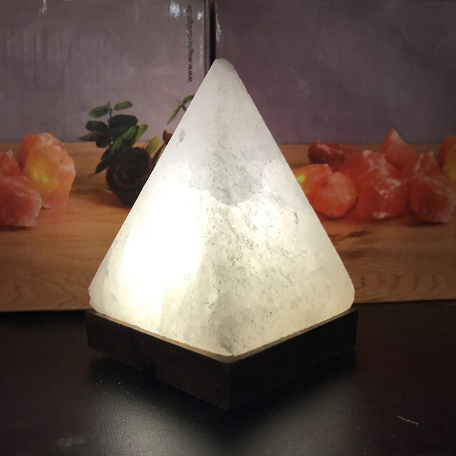 лампи-във-формата-на-пирамида