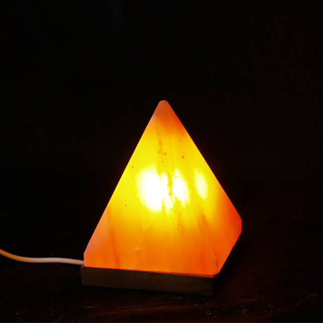 Лампа от хималайска сол - Пирамида, 2 кг с дървена основа